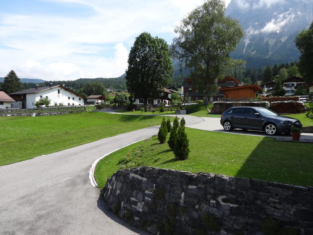 Haus Karl'S Ruh Bed & Breakfast Ehrwald Exterior foto