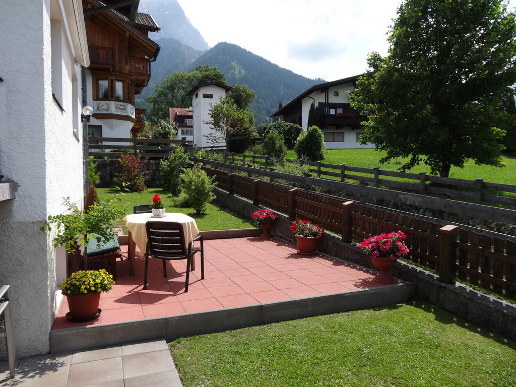 Haus Karl'S Ruh Bed & Breakfast Ehrwald Exterior foto